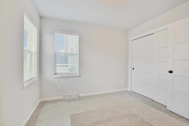 Building Photo - 671 Hillcrest Dr
