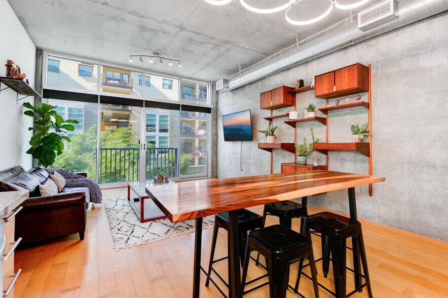 Building Photo - 1025 Island