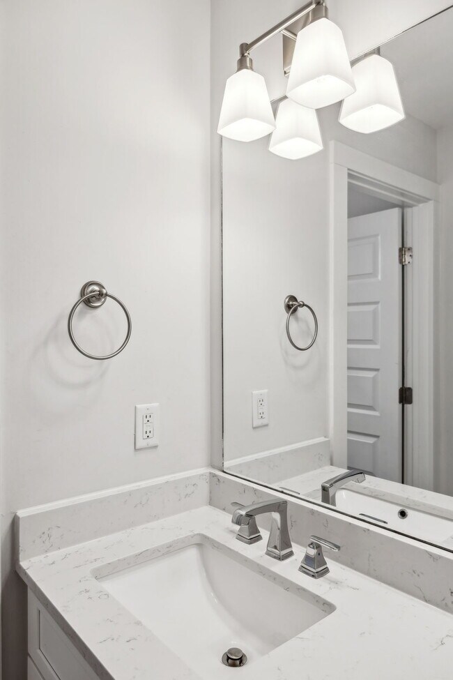 Building Photo - Grandeur in Germantown!