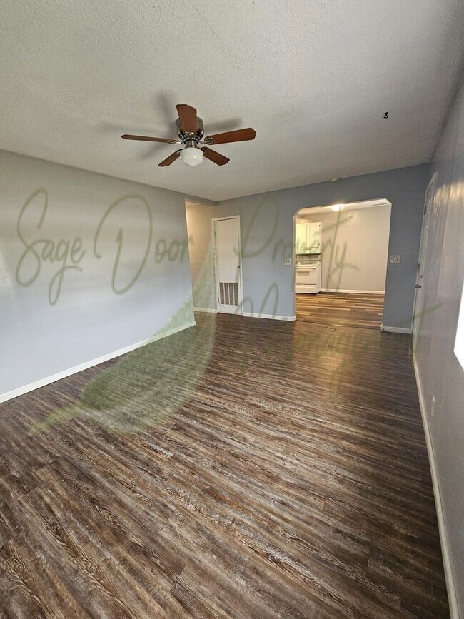 Building Photo - 119 NE State Hwy E