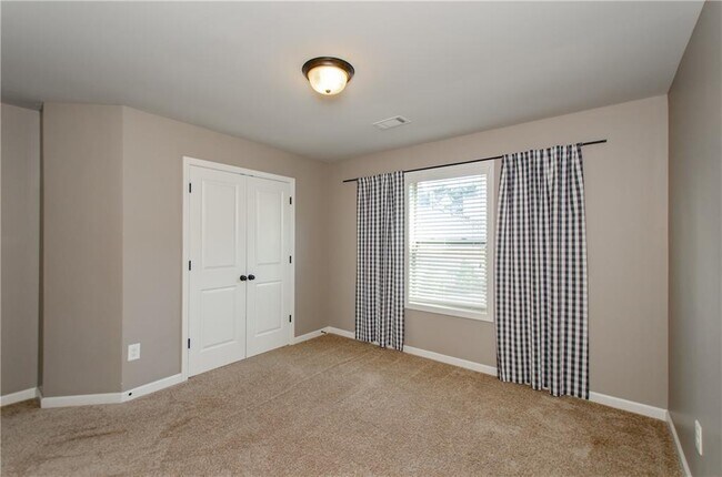 Building Photo - 4669 Sierra Creek Dr NE