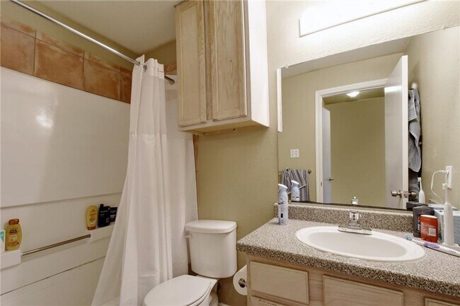 Building Photo - West Campus Condo Under $1000/Bedroom Walking To Campus