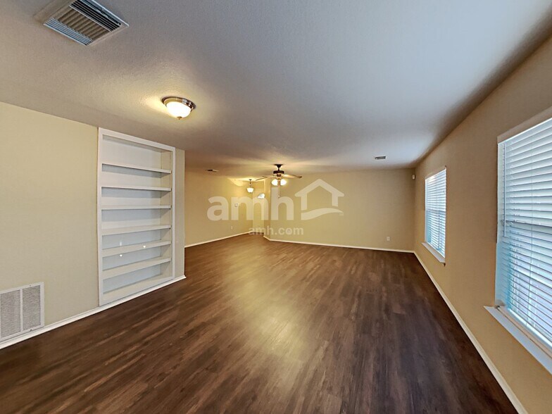 Building Photo - 10339 Manor Crk