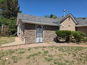 Building Photo - SPACIOUS, BRIGHT 2 BEDROOM - LARGE YARD