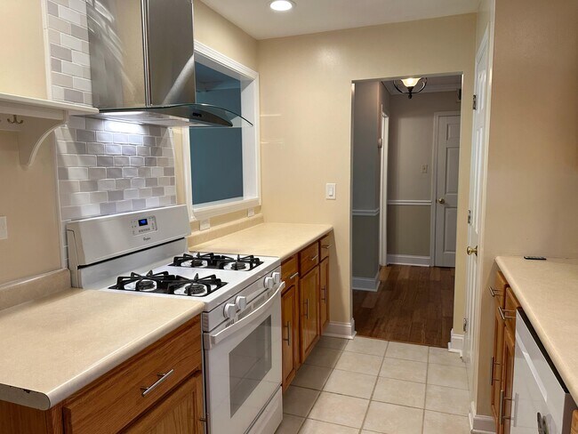 Building Photo - 856 Brickley Dr