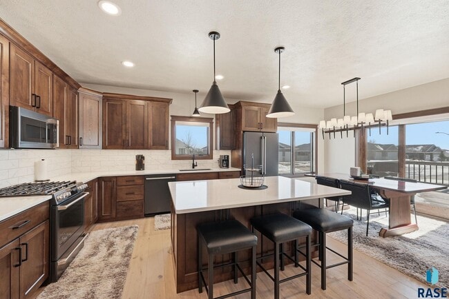 Building Photo - 2701 W Oak Hill Dr