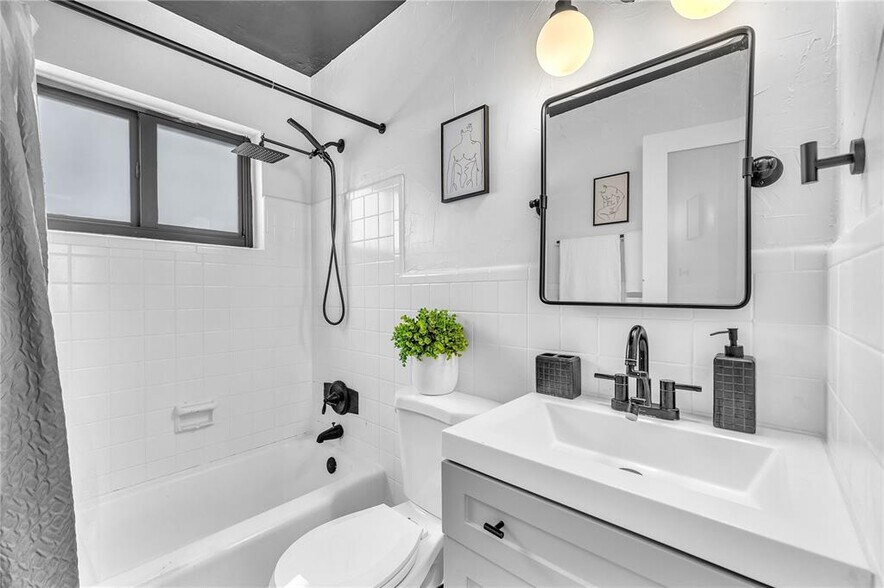 Building Photo - 754 NE 40th St