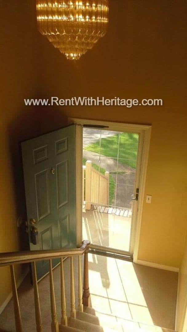Building Photo - Amazing 4 Bedroom/ 2 Bath Home / Bonus Roo...