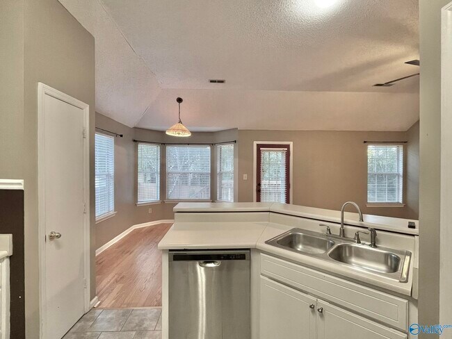 Building Photo - 105 Sugarwood Ct