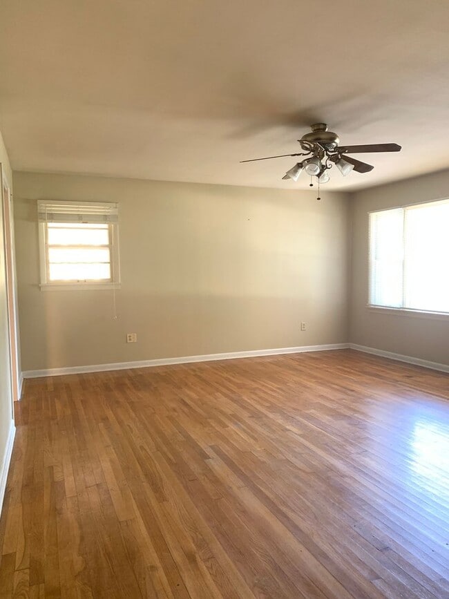 Building Photo - Your Next Home Awaits! 3 Bed/2 Bath Near J...