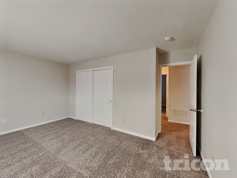 Building Photo - 8623 Robin Run Way