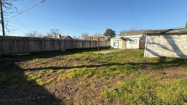 Building Photo - 813 W 6th St