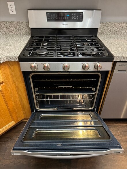 Kitchen - 304 Queen Victoria Way