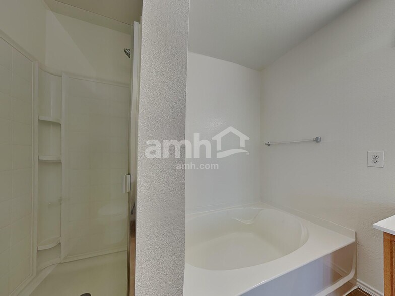 Building Photo - 10616 Park City Trl