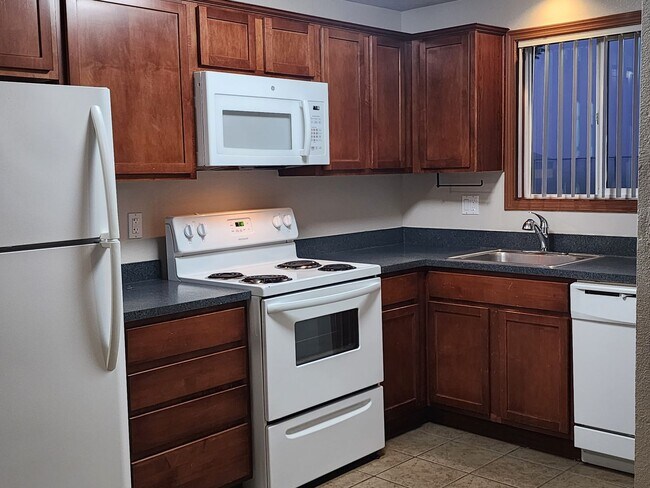 Building Photo - 1ST  FULL  MONTH'S  RENT  FREE   Pet-friendly Townhouse Near Parks and Downtown Newberg