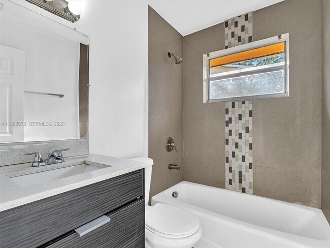 Building Photo - 2512 NW 9th Pl