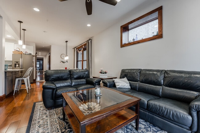 Building Photo - 1019 W Oakdale Ave