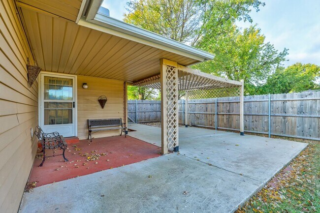 Building Photo - 3 Bed 2 Bath in OKC!