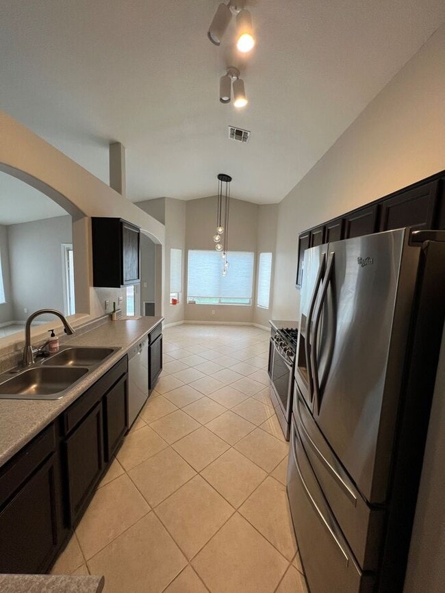 Building Photo - HOUSE FOR RENT