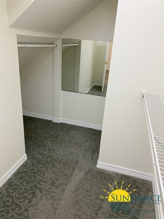 Building Photo - Stunning 5 Bedroom Home in Robledal Estates