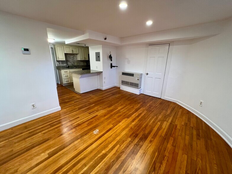 Building Photo - 242 Beacon St