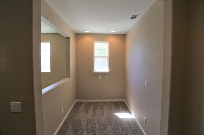 Building Photo - Gorgeous Home located in the heart of Patt...