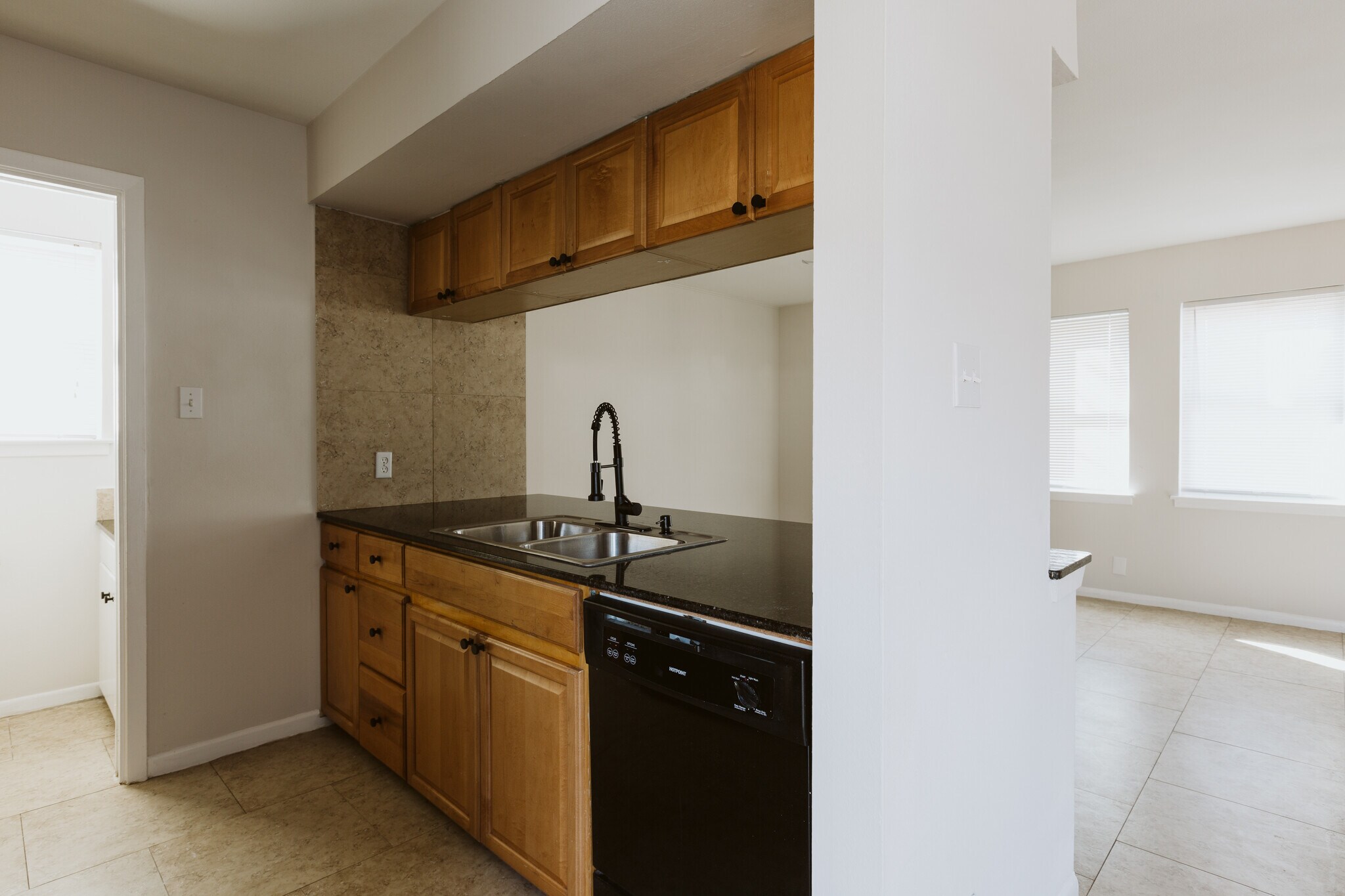 Building Photo - 1402 Fairfield Dr