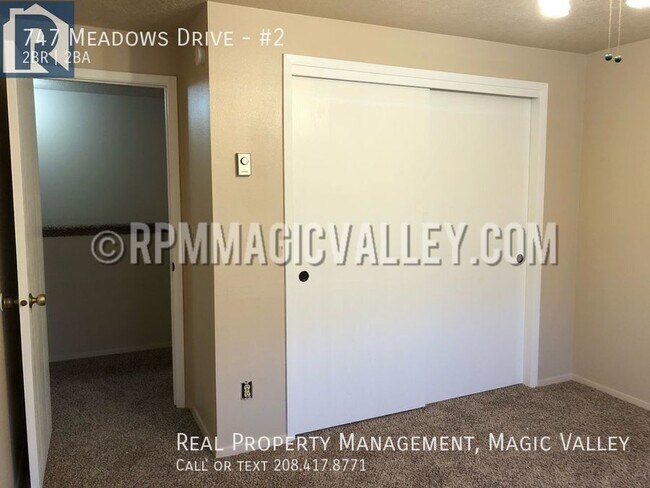 Building Photo - 747 Meadows Dr