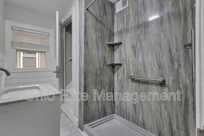 Building Photo - 618 Lilley Ave