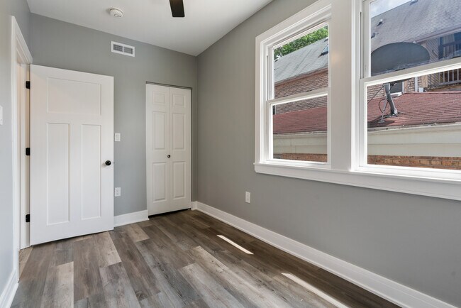 Building Photo - 4624 N Springfield Ave