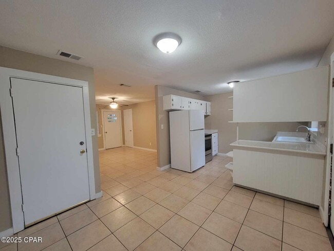 Building Photo - 1710 Chestnut Ave