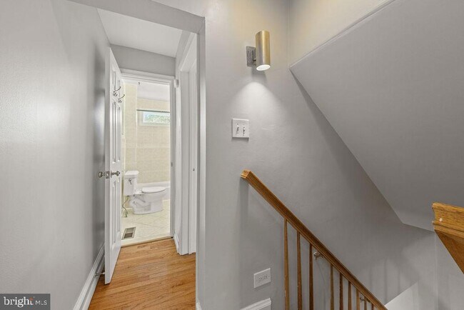 Building Photo - 1124 C St NE