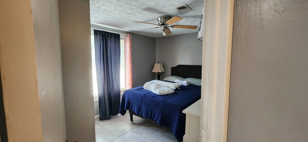 Building Photo - Room in House on White Oak Trail