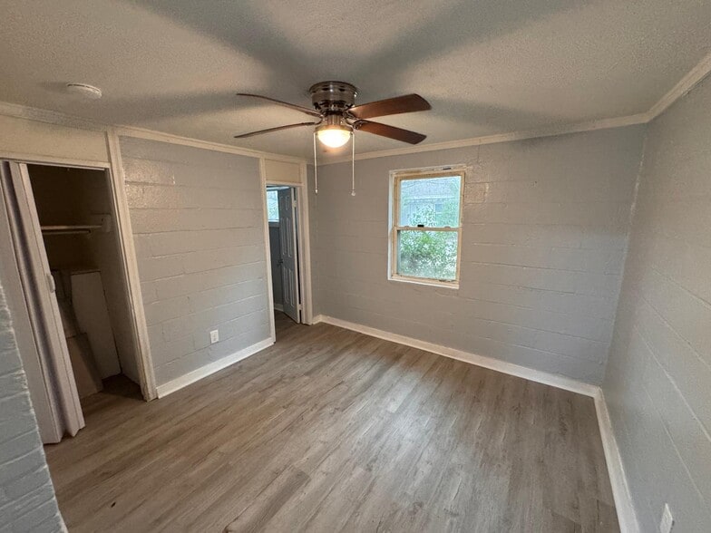 Building Photo - 1302 Dunbar St