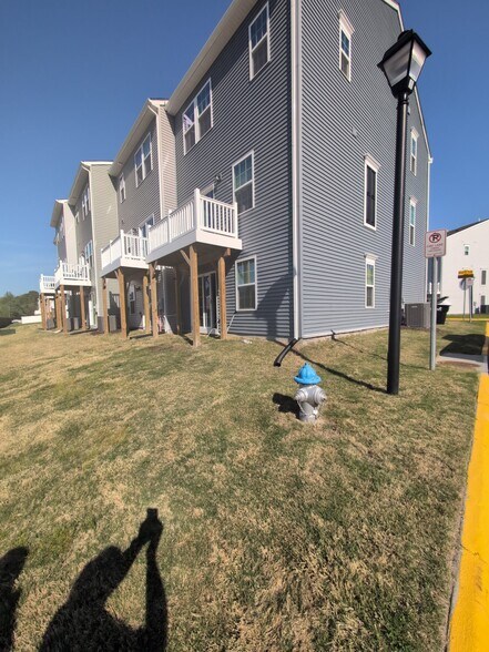 Building Photo - 4138 Riverside Dr