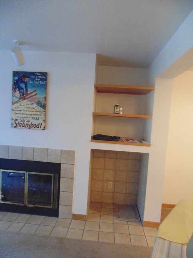 Building Photo - Short-mid term housing, furnished condo 2 bed/2 bath walking distance to Pearl St., CU and close ...