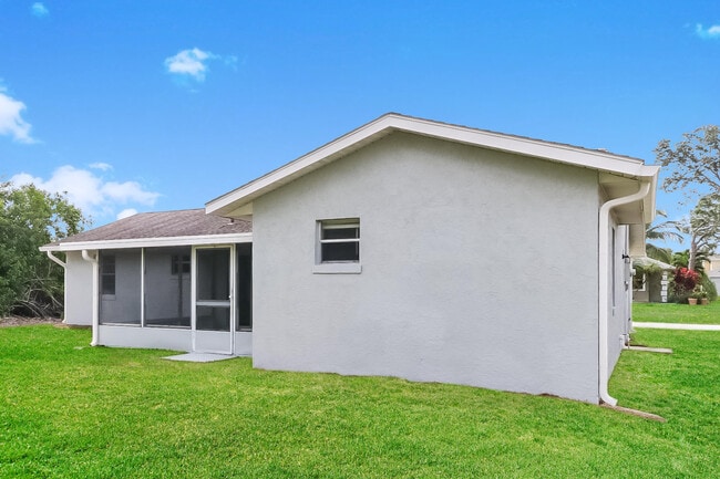 Building Photo - 107 NE Twylite Terrace
