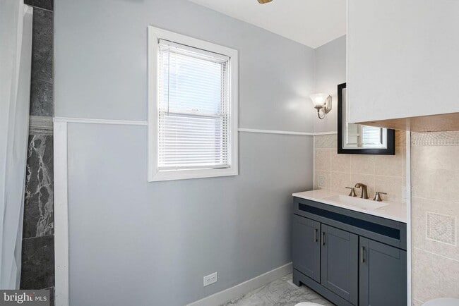 Building Photo - 2543 S Franklin St