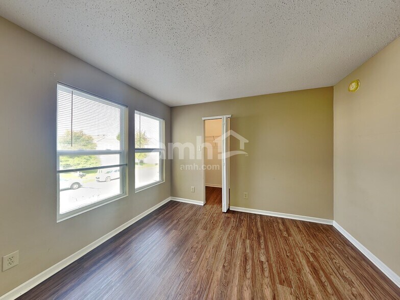 Building Photo - 10856 Grace Dr