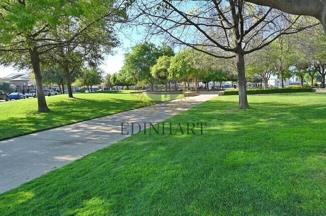 Building Photo - 1439 E Via Albero Dr