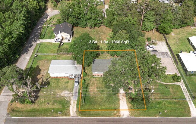 Building Photo - "Cozy 3-Bedroom Gem with a Gated Private B...