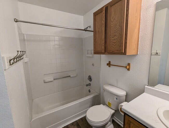 Building Photo - 3 Bed / 2 Bath Home with Private Backyard