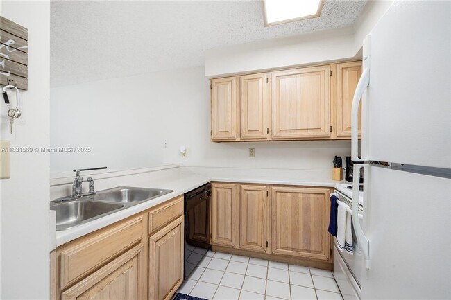 Building Photo - 1280 S Alhambra Cir