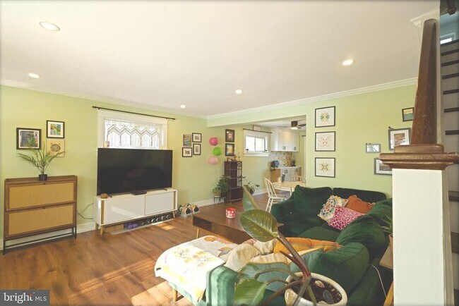 Building Photo - 203 E Rosedale Ave