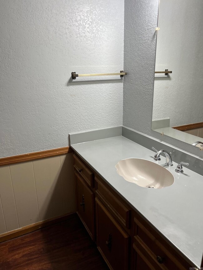 Building Photo - 213 Oak Ln