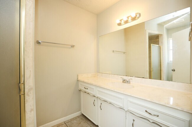 Building Photo - 815 Park Meadow Dr