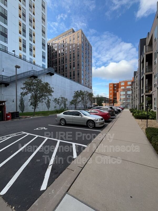 Building Photo - 2600 University Ave SE