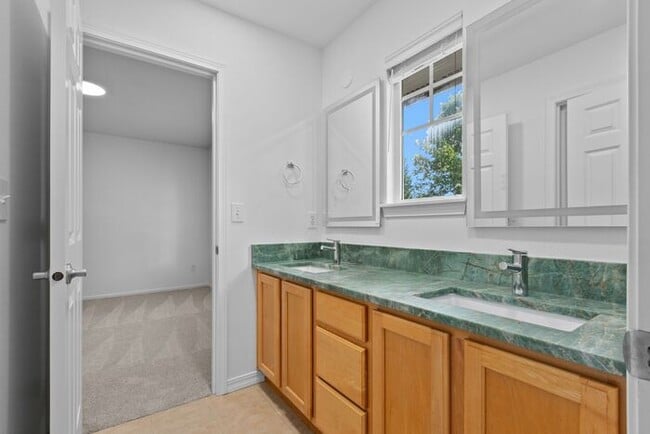 Building Photo - Immaculate Redmond Ridge Air-Conditioned B...