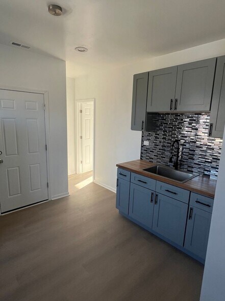 Building Photo - 8445 S Ingleside Ave