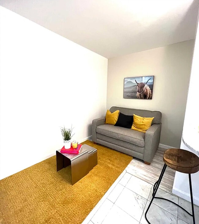 Building Photo - 210 E 47th St